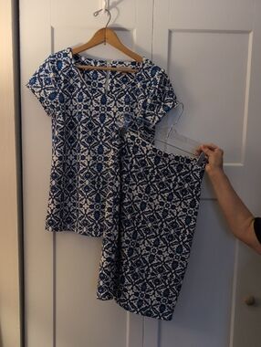 Roz And Ali Blue and White Printed Two-Piece Top and Skirt Set